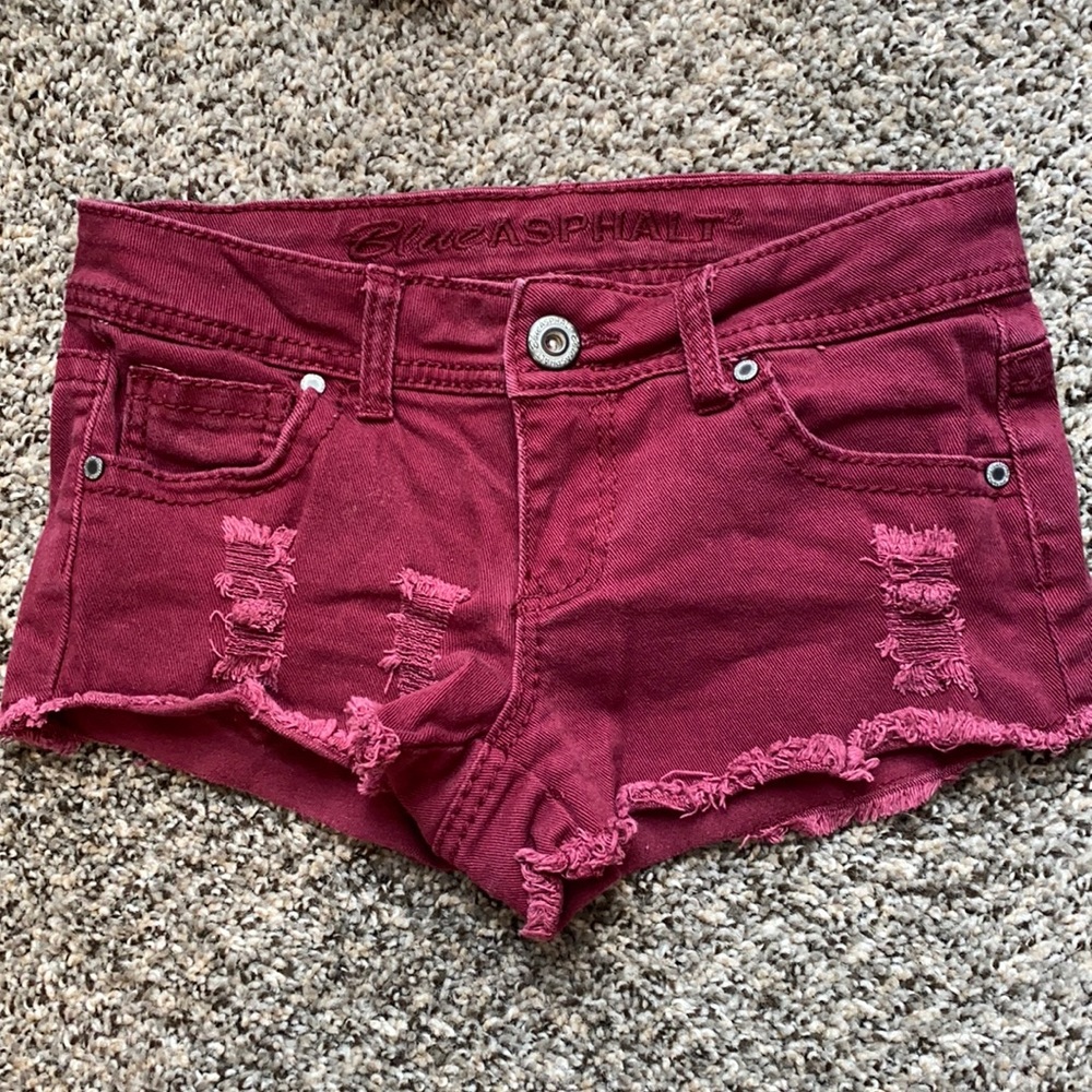 Blue asphalt frayed/destructed short shorts.